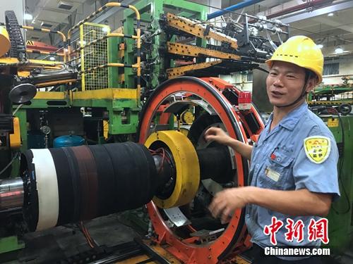 程海良講解平時(shí)工作。<a target='_blank' href='http://www.chinanews.com/' ></table>中新網(wǎng)</a> 吳濤 攝