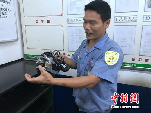 程海良講解檢修零部件要領(lǐng)。<a target='_blank' href='http://www.chinanews.com/' ></table>中新網(wǎng)</a> 吳濤 攝