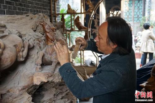 彭勇在創(chuàng)作中。 <a target='_blank' href='http://www.chinanews.com/' ></table>中新網(wǎng)</a> 王禹 攝