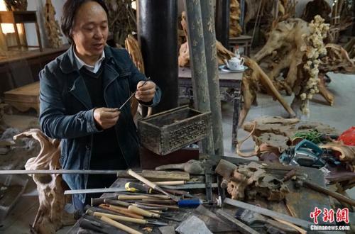 彭勇堅(jiān)持使用手工工具進(jìn)行藝術(shù)創(chuàng)作。 <a target='_blank' href='http://www.chinanews.com/' ></table>中新網(wǎng)</a> 王禹 攝