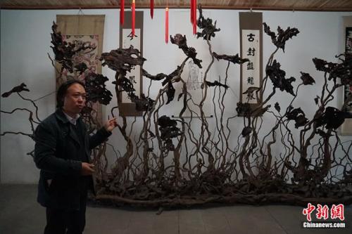 彭勇歷時(shí)六年創(chuàng)作的作品《百鳥(niǎo)朝鳳》 <a target='_blank' href='http://www.chinanews.com/' ></table>中新網(wǎng)</a> 王禹 攝