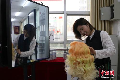 聶鳳進(jìn)行美發(fā)造型中。 <a target='_blank' href='http://www.chinanews.com/' ></table>中新網(wǎng)</a> 王禹 攝