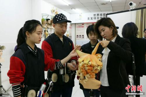 聶鳳對她的學(xué)生進(jìn)行指導(dǎo)。 <a target='_blank' href='http://www.chinanews.com/' ></table>中新網(wǎng)</a> 王禹 攝