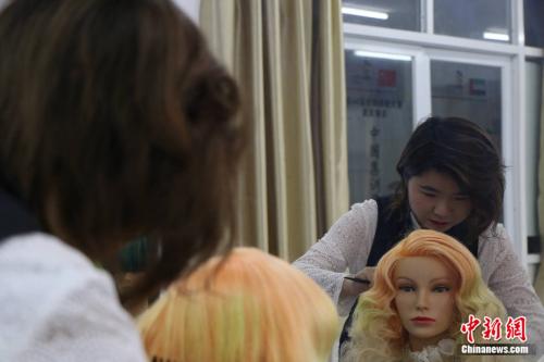 聶鳳進(jìn)行美發(fā)造型中。 <a target='_blank' href='http://www.chinanews.com/' ></table>中新網(wǎng)</a> 王禹 攝