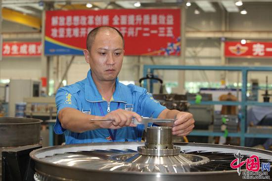 全國勞動模范、外場服務(wù)技術(shù)專家羅卓紅在工作中（資料圖）。解放軍5719廠供圖