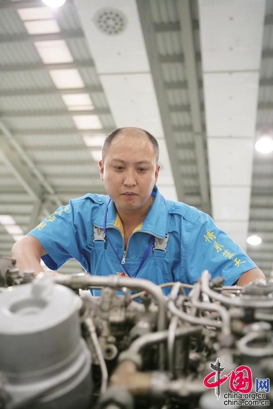 全國勞動模范、外場服務(wù)技術(shù)專家羅卓紅在工作中（資料圖）。解放軍5719廠供圖