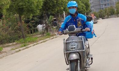 【愛在城市】兼職幫30余人找到家，大家被這個“不務(wù)正業(yè)”的外賣小哥圈粉了！