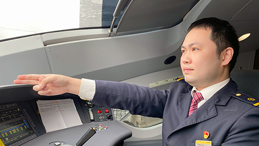 【一線：360行】動車組指導(dǎo)司機(jī)·飛馳的“看道”之旅