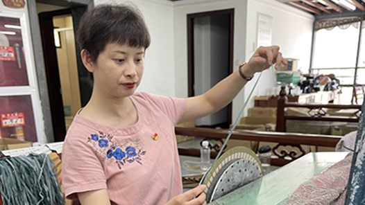 中國夢·大國工匠篇 | 孔麗琴：傾囊相授，傳承中華制扇技藝