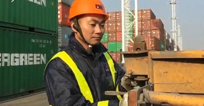 “中國夢·大國工匠篇”集卡司機(jī)王慶的“一天”：在平凡中堅守，每一次出發(fā)都要平安抵達(dá)