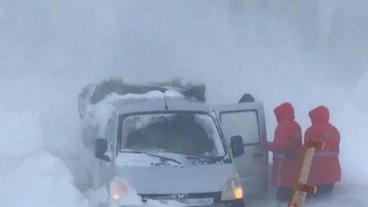 中國夢·大國工匠篇 | “風(fēng)吹雪”中挽救生命！巴圖散：保障旅客從瑪依塔斯路段安全通過