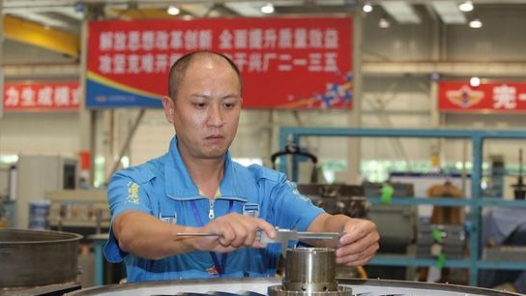 中國夢·大國工匠篇｜戰(zhàn)機(jī)“心臟手術(shù)師”羅卓紅