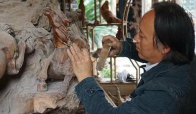 中國夢·大國工匠篇｜根雕大師彭勇對藝術(shù)堅守40余年：根的精神是我的信仰