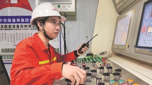身邊的大國(guó)工匠 | 大地深處追光而行