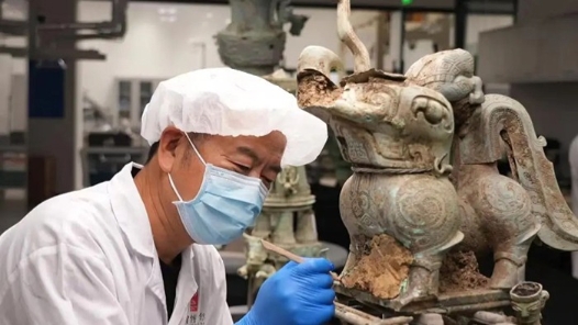 身邊的大國(guó)工匠 | 接續(xù)傳承，讓更多古文物重現(xiàn)神韻
