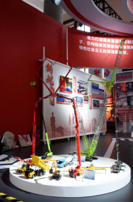 18湖南眾多“大國重器”整齊列隊(duì)，向工匠“比心”致敬。