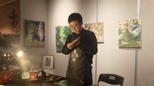 來自香城工匠的禮物！非遺雕刻師為大國工匠送上木刻版畫人物肖像