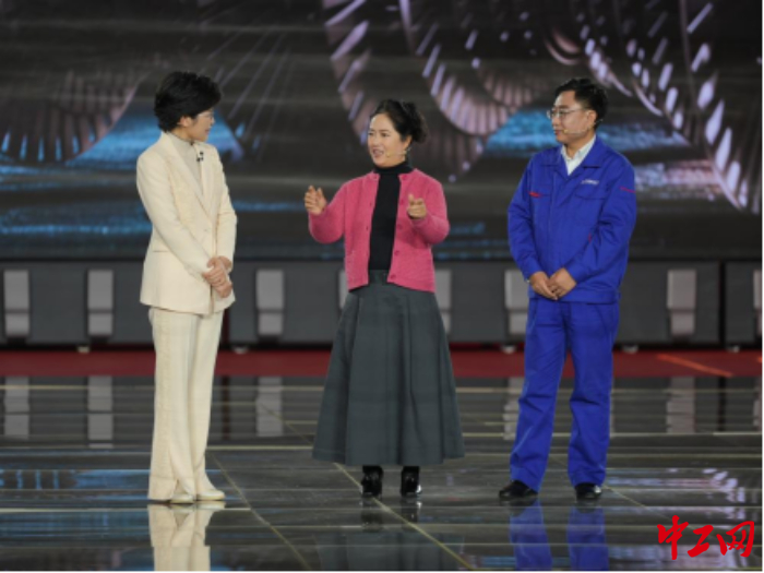 董禮濤（右一）和妻子（右二）在2023年“大國工匠年度人物”活動錄制現(xiàn)場。中工網(wǎng)記者趙海山攝