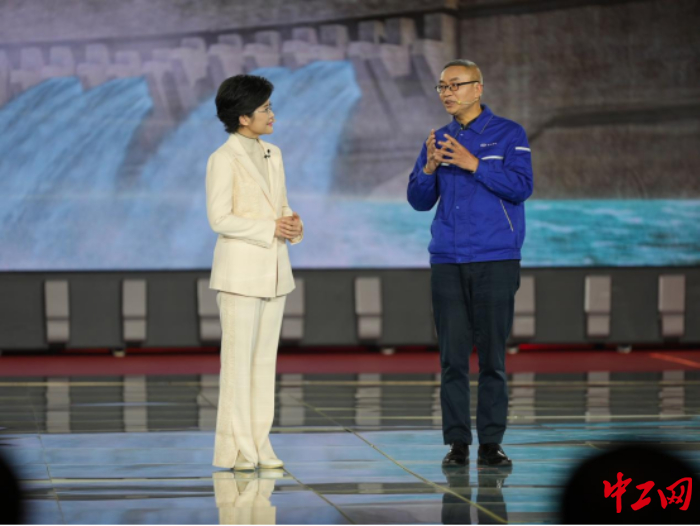 崔興國在2023年“大國工匠年度人物”發(fā)布儀式現(xiàn)場(chǎng)接受主持人提問。中工網(wǎng)記者趙海山 攝