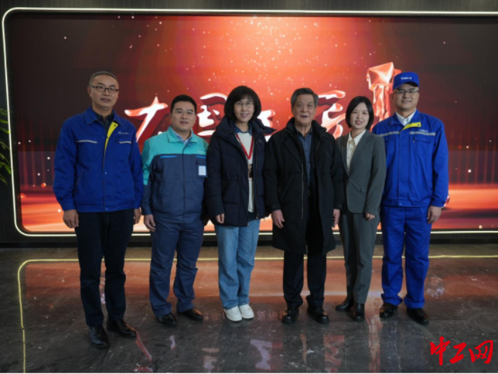 崔興國（左1）與現(xiàn)場(chǎng)部分2023年“大國工匠年度人物”及工作人員合影。中工網(wǎng)記者趙海山 攝
