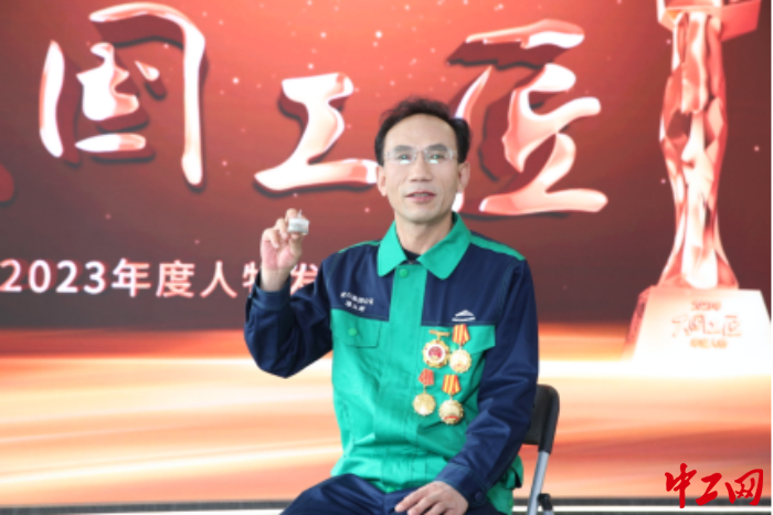 潘從明手上拿著自己提煉的銠粉。中工網(wǎng)記者 朱潔英 攝