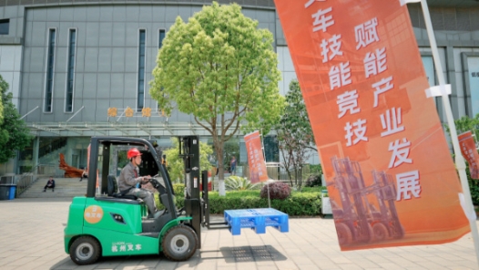 云南昆明經(jīng)開區(qū)“培育新質(zhì)生產(chǎn)力·賦能高質(zhì)量發(fā)展”主題勞動技能競賽舉行