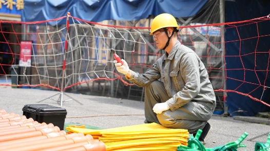 筑夢現(xiàn)代化 共繪新圖景·勞動者之歌｜賀彪：電力“特種兵”守護萬家燈火