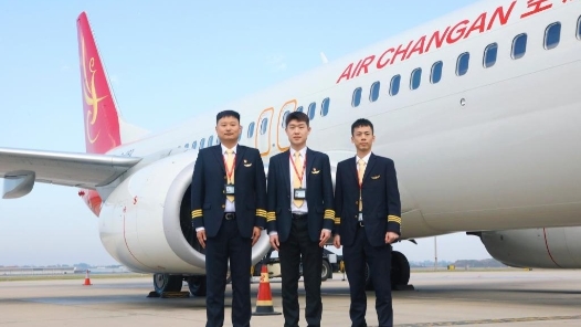 筑夢現(xiàn)代化 共繪新圖景·勞動者之歌｜長安航空9H8409飛行機組：讓廣大旅客安心乘機