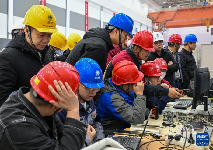 4月23日晚，工作人員在國(guó)網(wǎng)新源新疆阜康抽水蓄能電站地下廠房對(duì)3號(hào)機(jī)組進(jìn)行調(diào)試。新華社記者 陳朔 攝