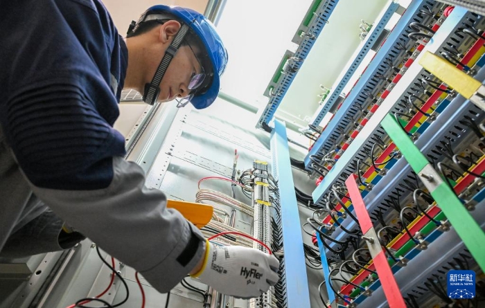 4月23日，在國(guó)網(wǎng)新源新疆阜康抽水蓄能電站地下廠房，設(shè)備管理部員工在工作前檢查設(shè)備是否帶電。新華社記者 陳朔 攝