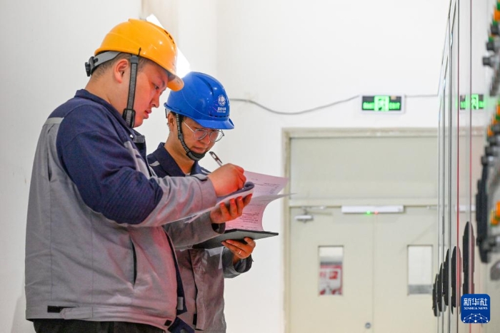 4月23日，在國(guó)網(wǎng)新源新疆阜康抽水蓄能電站地下廠房，工作結(jié)束后工作人員在現(xiàn)場(chǎng)進(jìn)行檢修交代。新華社記者 陳朔 攝