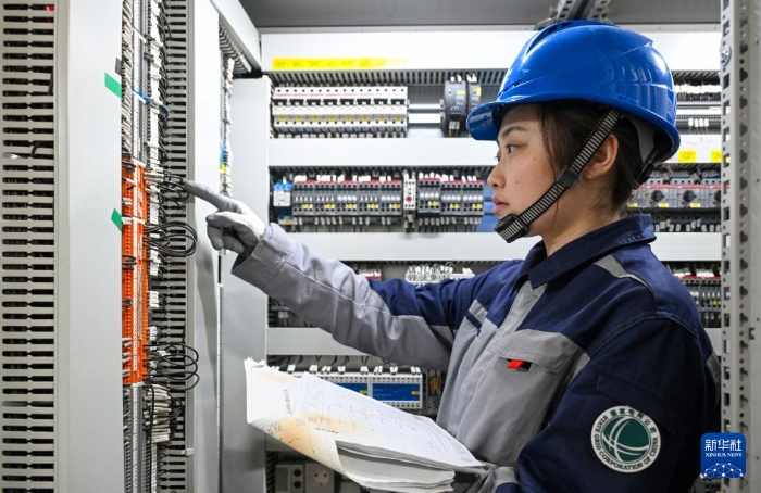 4月23日，在國(guó)網(wǎng)新源新疆阜康抽水蓄能電站地下廠房，于宜禾在檢查設(shè)備。新華社記者 陳朔 攝