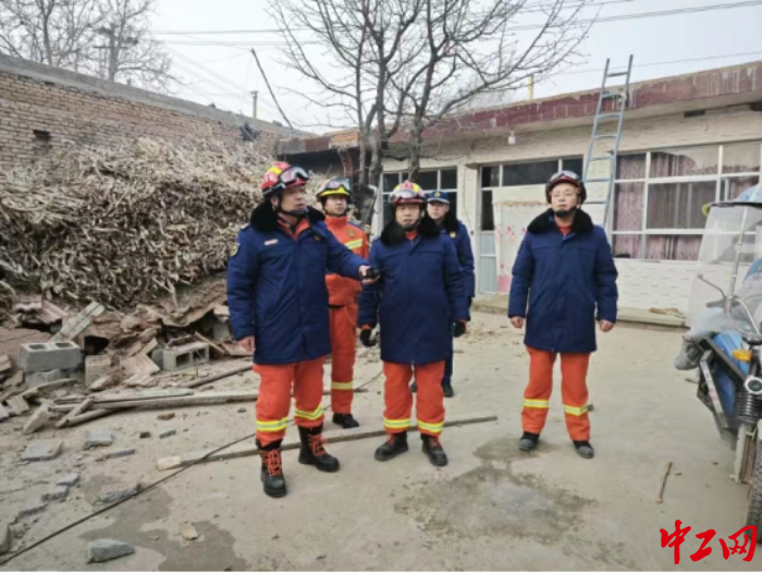 程恩虎（左一）和其他消防人員在受災群眾家中詢問情況。受訪者供圖