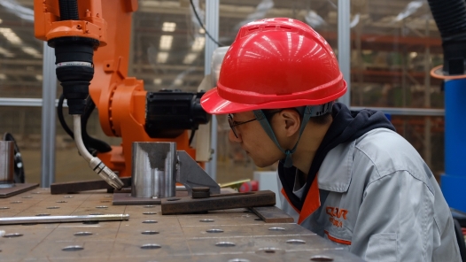 筑夢現(xiàn)代化 共繪新圖景·勞動者之歌｜焊接機器人的“最強大腦”