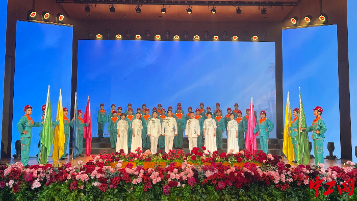 4月25日，職工戲曲合唱隊在中國國家圖書館表演