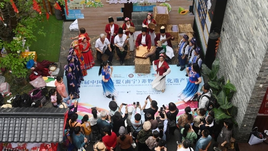 奮進(jìn)強(qiáng)國路 闊步新征程丨廣西：多彩非遺煥發(fā)時(shí)代活力
