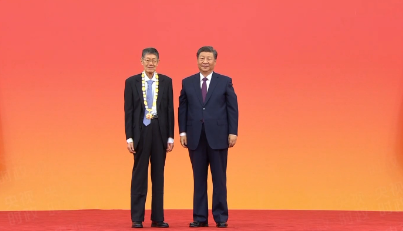 視頻丨習(xí)近平向張卓元頒授“經(jīng)濟(jì)研究杰出貢獻(xiàn)者”國家榮譽稱號獎?wù)? title=