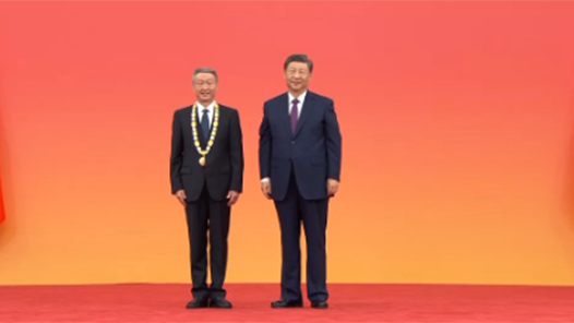 視頻｜習(xí)近平向許振超頒授“人民工匠”國家榮譽稱號獎?wù)? title=