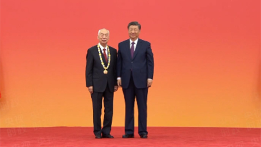 視頻｜習(xí)近平向張燮林頒授“體育工作杰出貢獻(xiàn)者”國家榮譽稱號獎?wù)? title=
