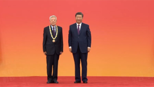 視頻｜習(xí)近平向趙忠賢頒授“人民科學(xué)家”國家榮譽稱號獎?wù)? title=