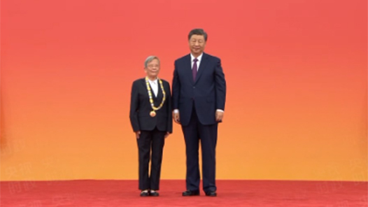 視頻｜習(xí)近平向路生梅頒授“人民醫(yī)護(hù)工作者”國家榮譽稱號獎?wù)? title=