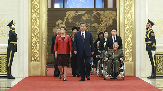 中華人民共和國國家勛章和國家榮譽稱號頒授儀式在京隆重舉行 習(xí)近平向國家勛章和國家榮譽稱號獲得者頒授勛章獎?wù)虏l(fā)表重要講話