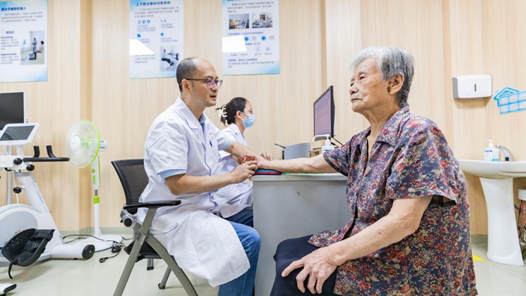 奮進(jìn)強(qiáng)國路 闊步新征程丨“家門口”社區(qū)醫(yī)院里的新故事