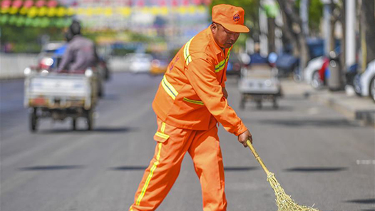 呼和浩特市總工會慰問一線環(huán)衛(wèi)工人