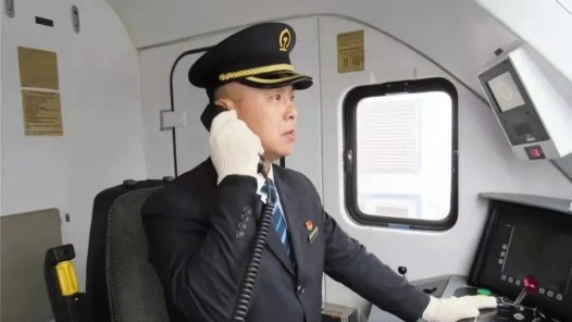 輝煌75載 與共和國同成長的勞動模范丨李國慶：飛馳列車的幸福堅(jiān)守