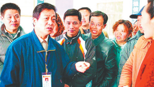 輝煌75載 與共和國同成長的勞動模范 | 張?jiān)迫哼B心橋上的貼心人
