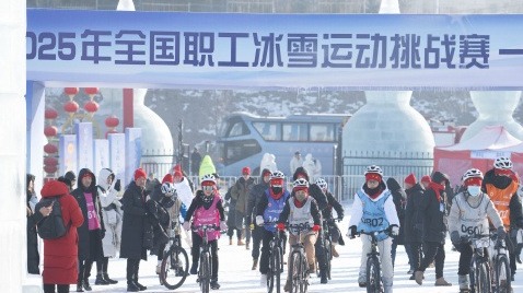 全國職工冰雪運(yùn)動挑戰(zhàn)賽｜雪地自行車男子冠軍唐浩然盛贊“吉林太美了”