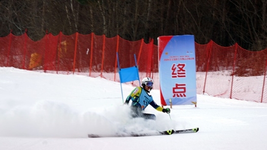 組圖來襲！看全國職工冰雪運(yùn)動挑戰(zhàn)賽熱“雪”現(xiàn)場