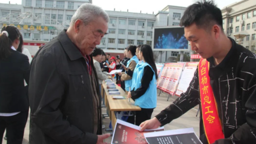 九師白楊市各級(jí)工會(huì)開展“全民國家安全教育日”系列宣傳活動(dòng)