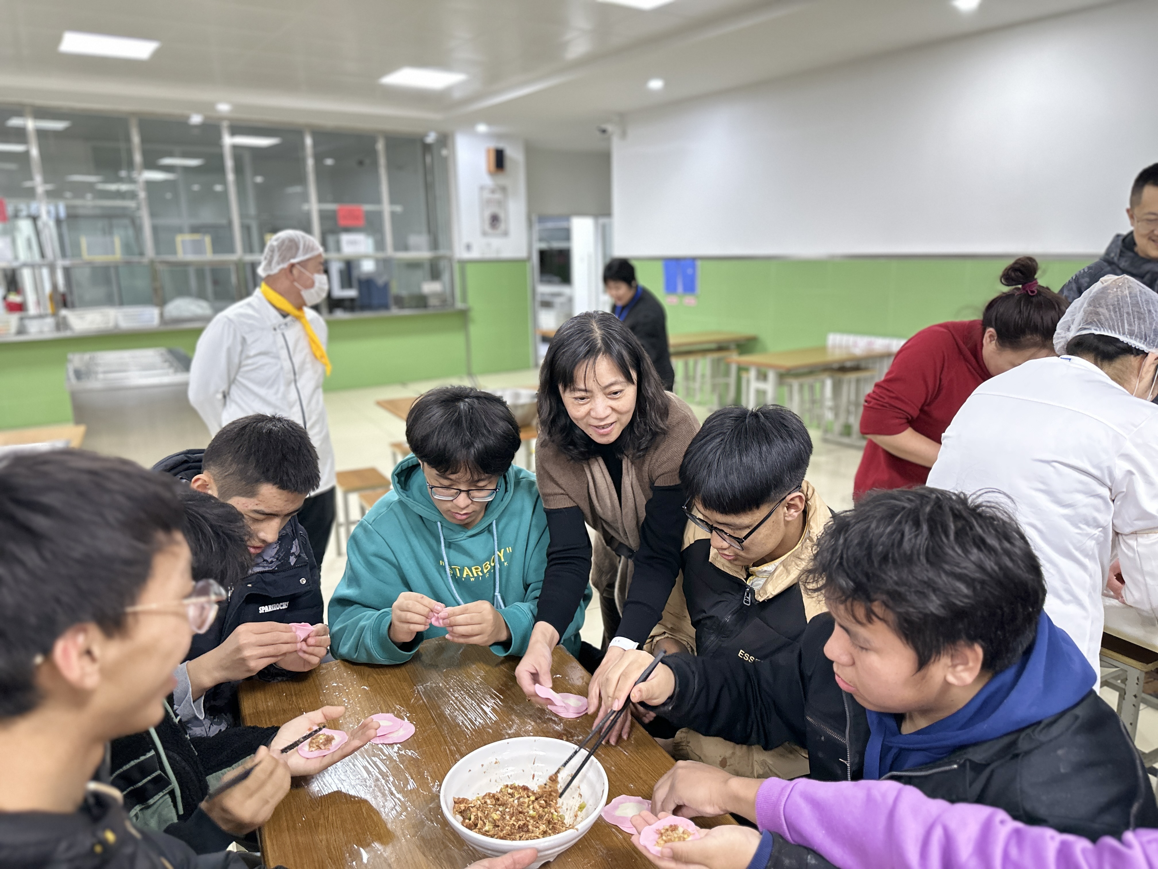 王京紅校長同西藏學(xué)子除夕包餃子